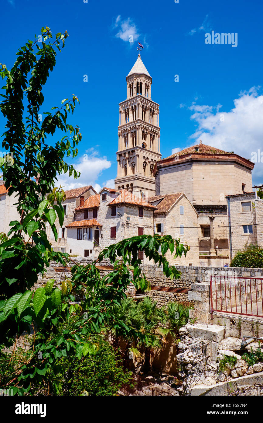 Croacia, Dalmacia, Split, el centro histórico, declarado Patrimonio de la Humanidad por la Unesco, Diocletien Palace, la catedral de san Domnio, Campanile Foto de stock
