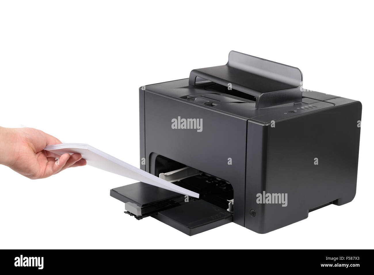 Complementa el papel de tamaño A4 en una impresora láser, aislado en blanco Foto de stock