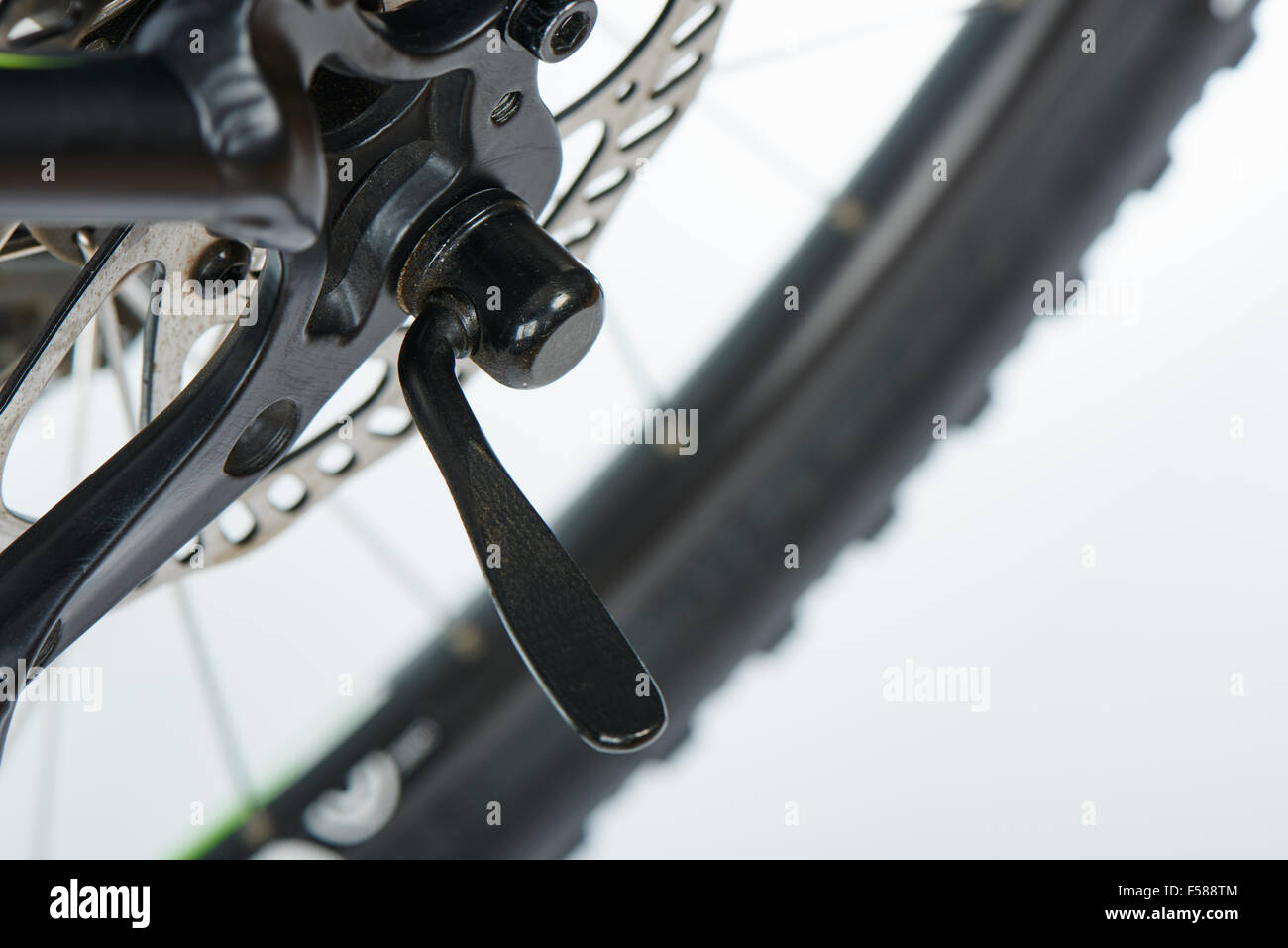 Primer plano de palanca de liberación rápida de mountain bike, sobre un fondo blanco. Foto de stock
