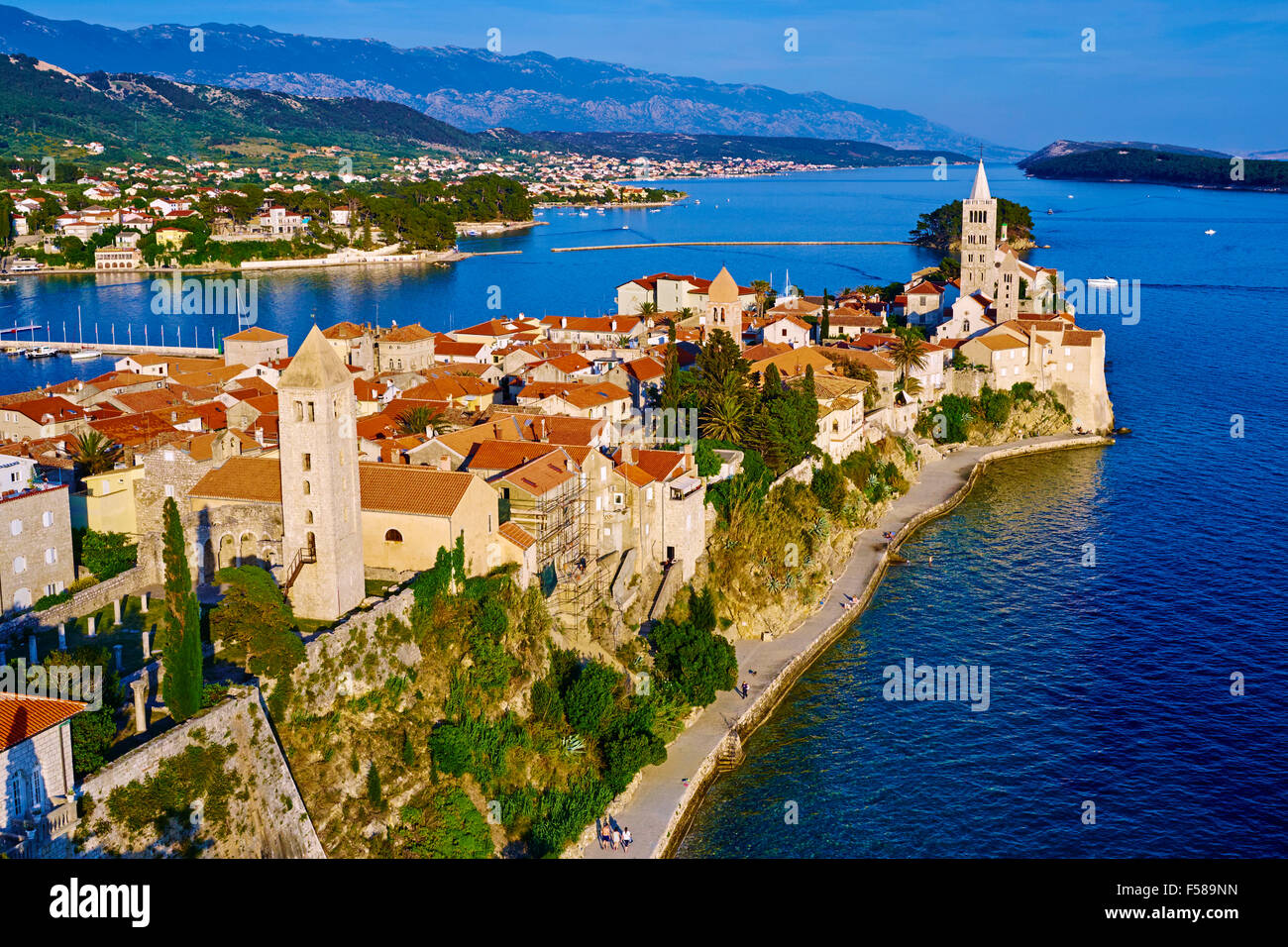 Croacia, Kvarner Bay, Isla y ciudad de Rab, la sucesión de campanarios Foto de stock