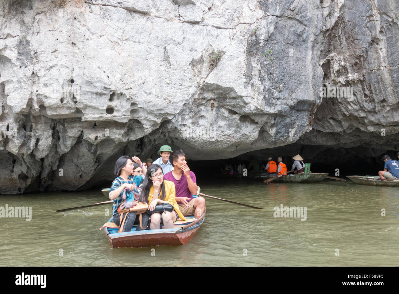 Los turistas viaje en barco a Tam Coc,Ninh Binh, Vietnam,Asia Foto de stock