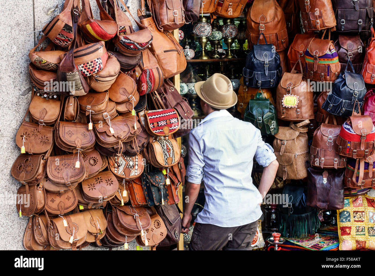 Tienda de bolsos y carteras de cuero fotografías e imágenes de alta  resolución - Alamy