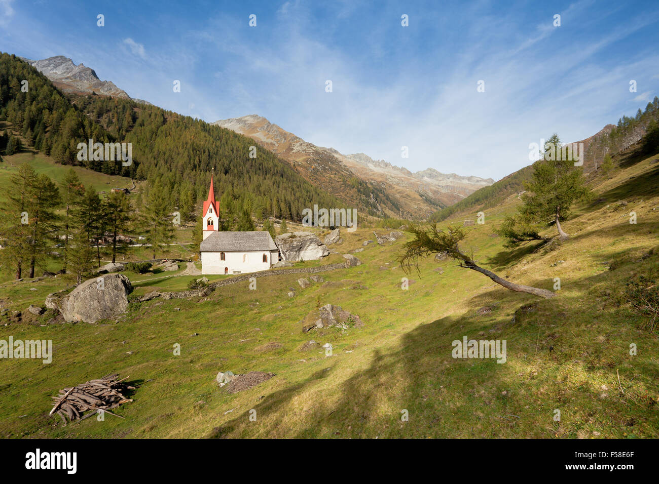 Una antigua iglesia alpino al final del valle, Ahrntal Italia Foto de stock