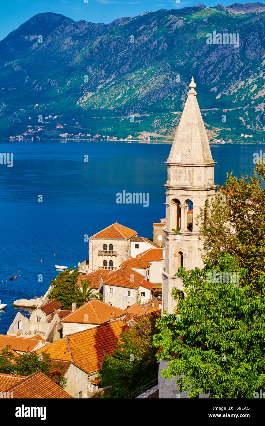 Montenegro, costa adriática, bahía de Kotor, Kotor, pueblo de Perast, la torre de la iglesia Foto de stock