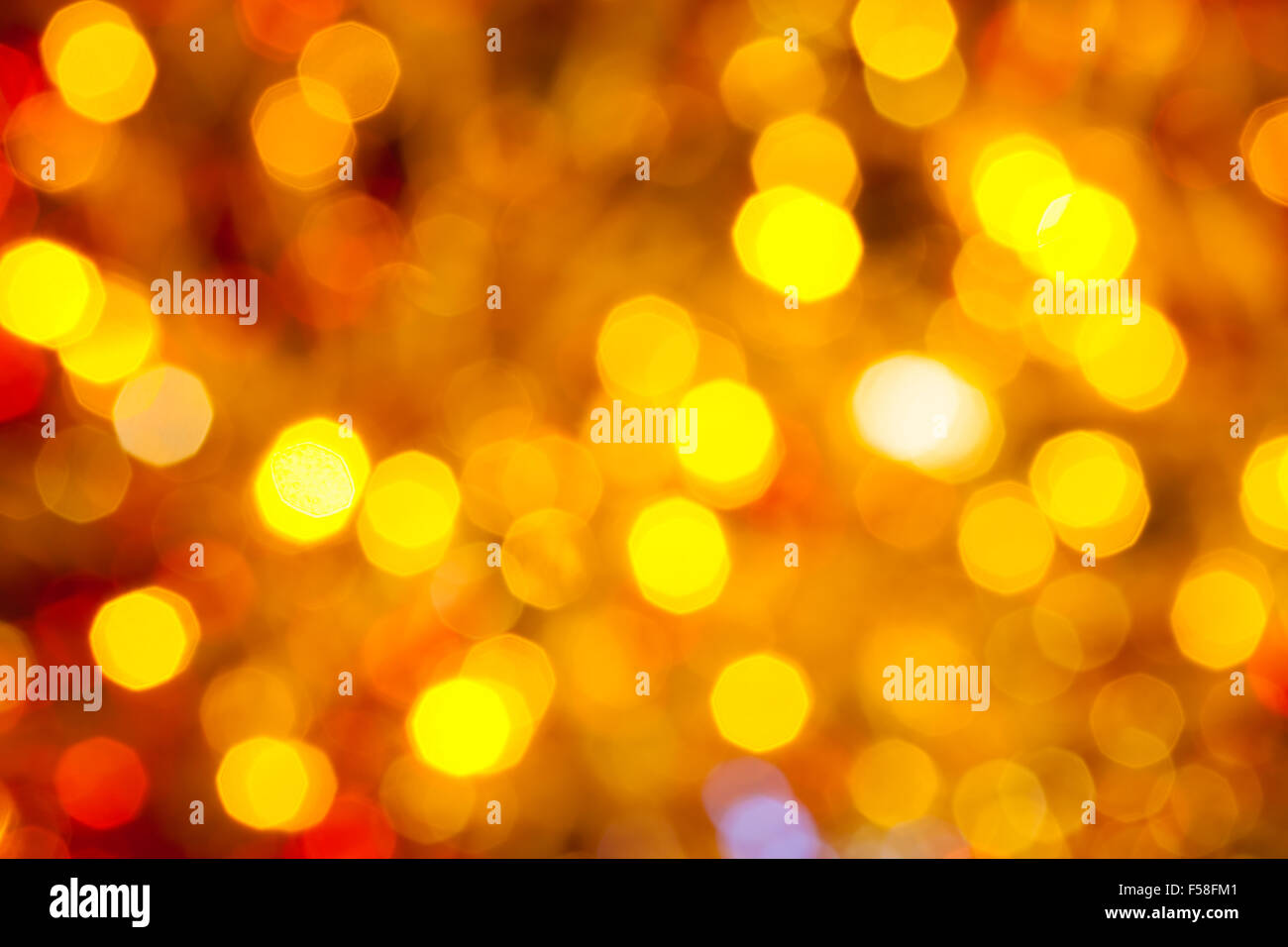 Resumen fondo borroso - marrón, amarillo y rojo parpadeando luces de Navidad bokeh de Guirnaldas eléctricas en Arbol de Navidad Foto de stock