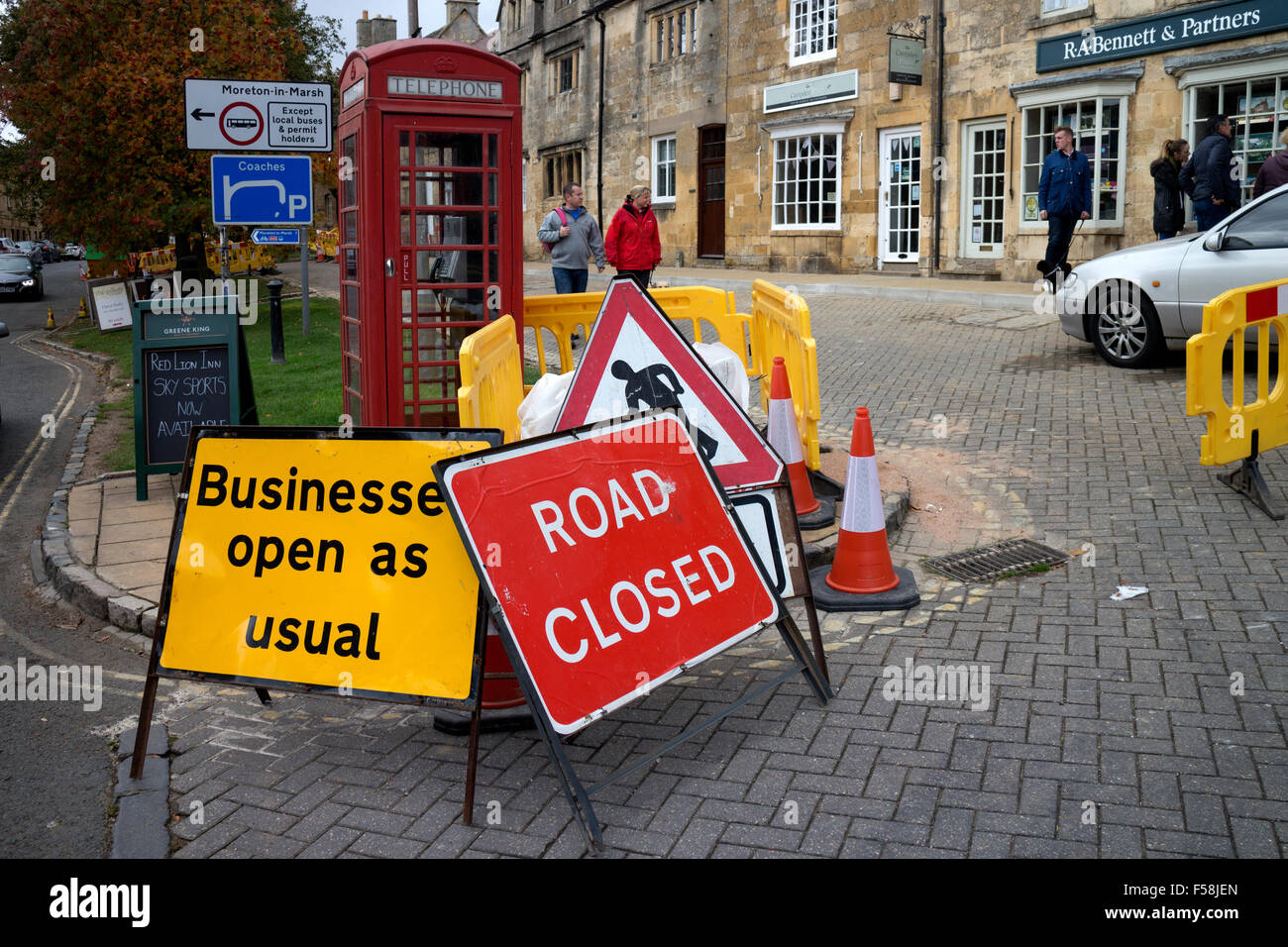 Camino cerrado y negocios abiertos como signos usuales, Chipping Campden, RU Foto de stock