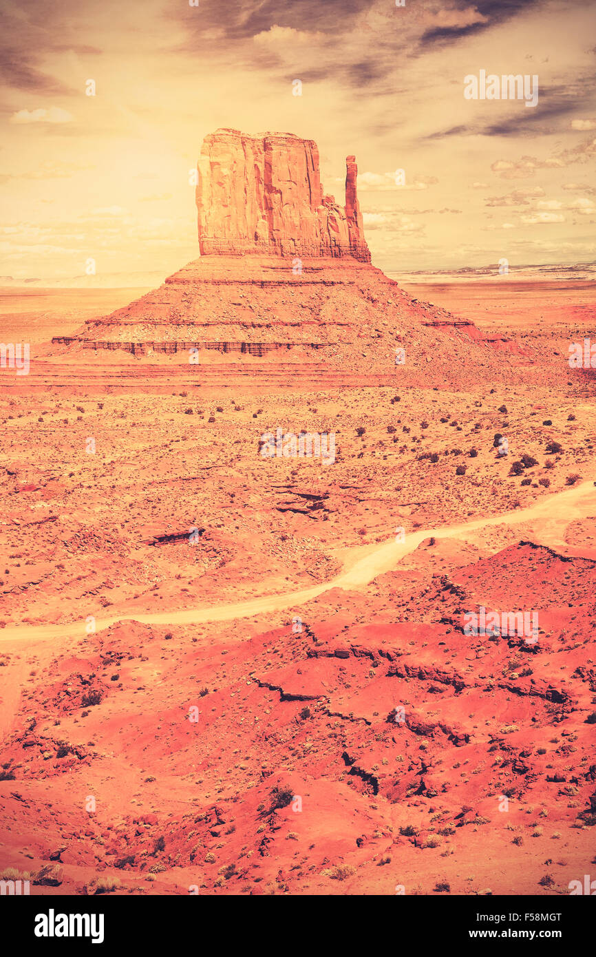 Retro estilo película antigua foto de Monument Valley Navajo Tribal Park, Utah, EE.UU.. Foto de stock