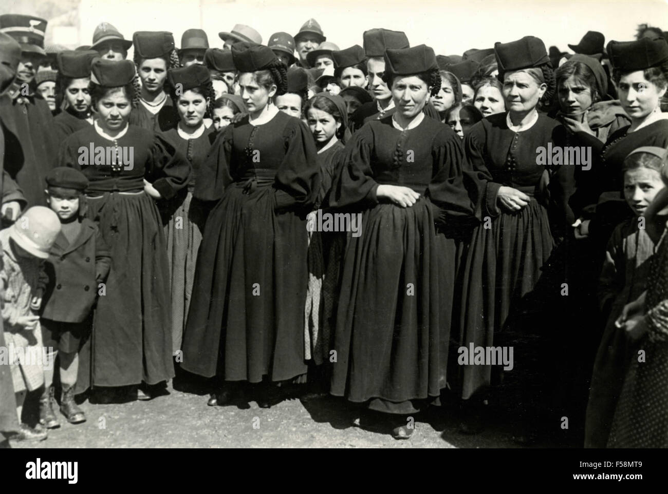 Mujeres vestidas de negro fotografías e imágenes de alta resolución - Alamy Mujeres vestidas de negro fotografías e imágenes de alta resolución - Alamy