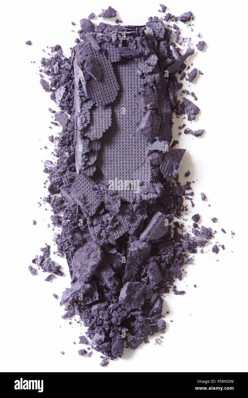 Sombra de ojos púrpura oscuro aplastado sobre blanco Foto de stock