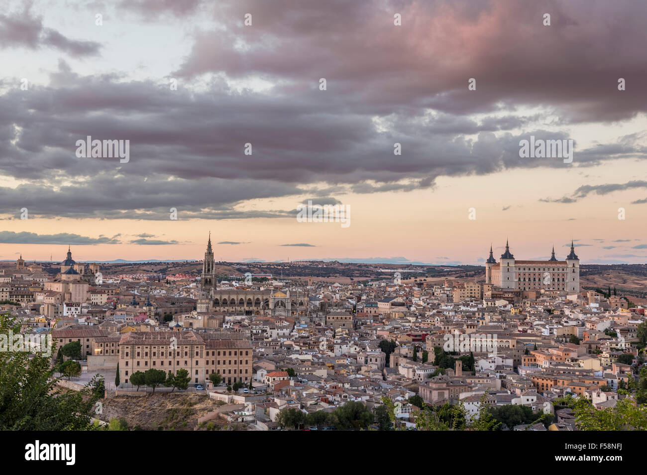 Puesta de sol paisaje urbano de la antigua ciudad de Toledo, España, Europa Foto de stock