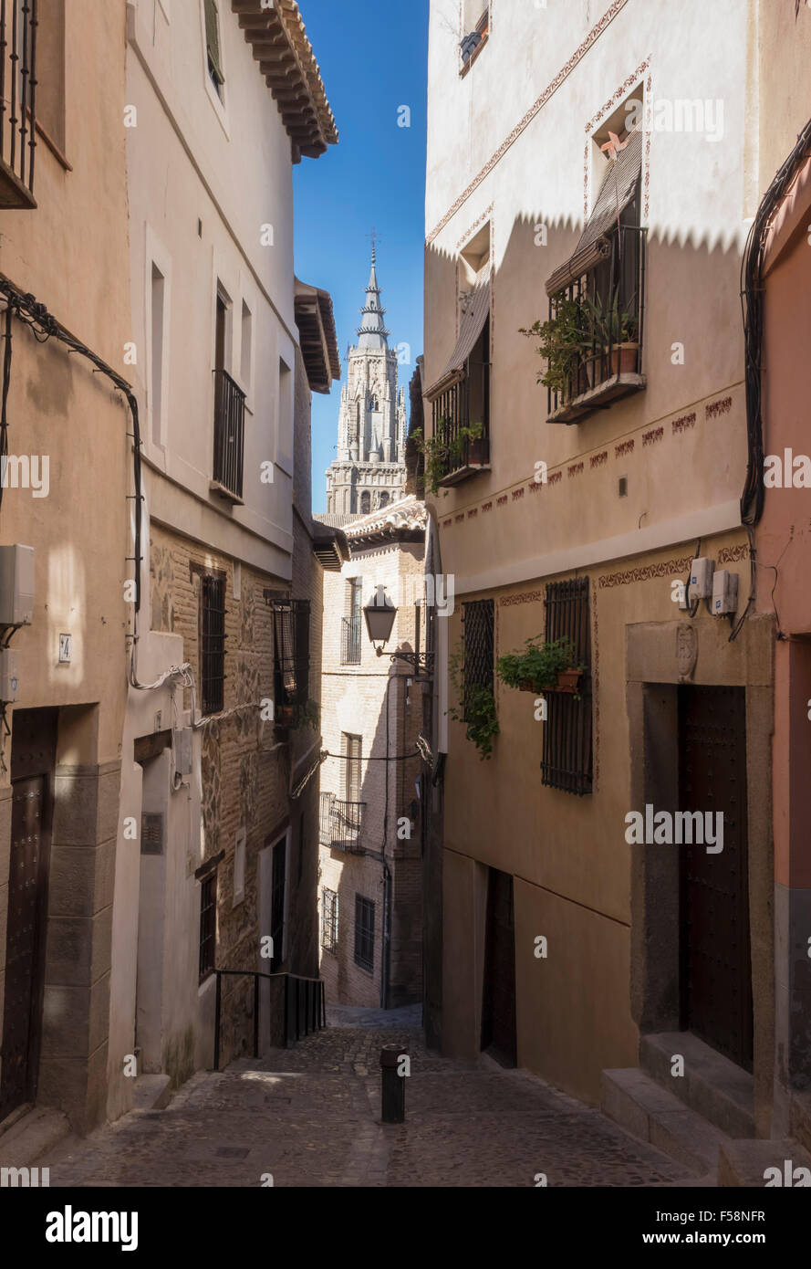 Calles estrechas y casas en la antigua ciudad de Toledo, España, Europa Foto de stock