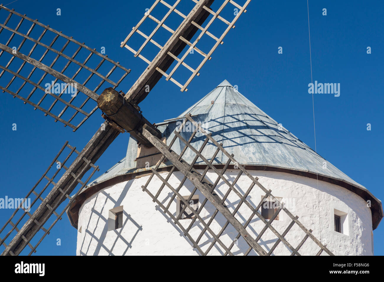 Detalle del molino de viento históricos preservados en la llanura por encima del Campo de Criptana en Castilla-La Mancha, España Foto de stock