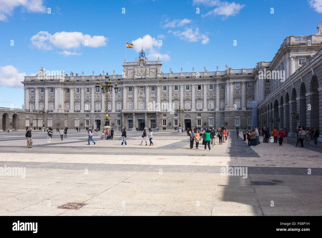 Entrada principal al Palacio Real del Palacio Real en el centro de la ciudad de Madrid, España, Europa Foto de stock