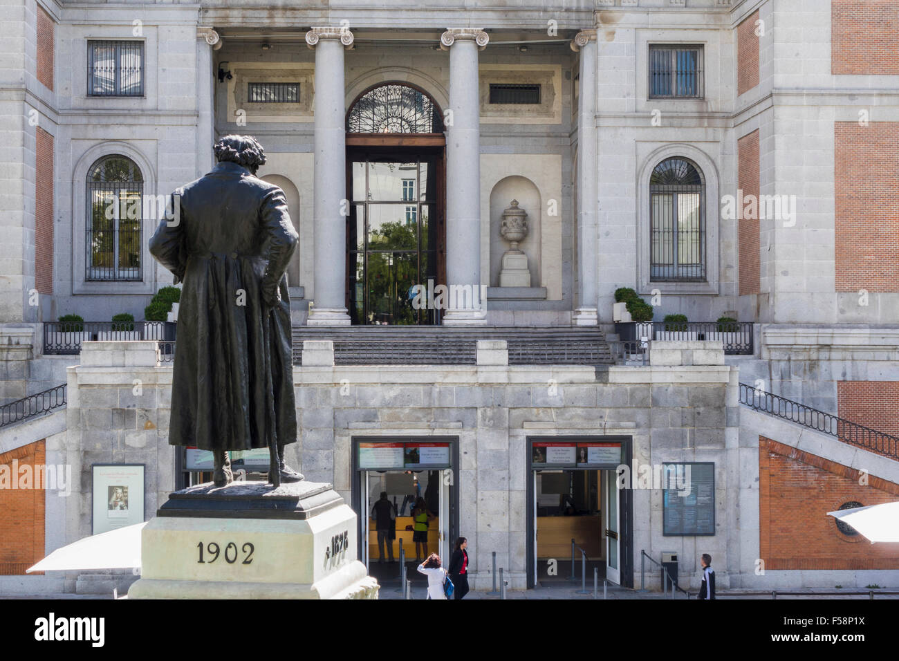 Estatua al famoso pintor Goya fuera de la entrada a la galería de arte del Museo del Prado en Madrid, España, Europa Foto de stock