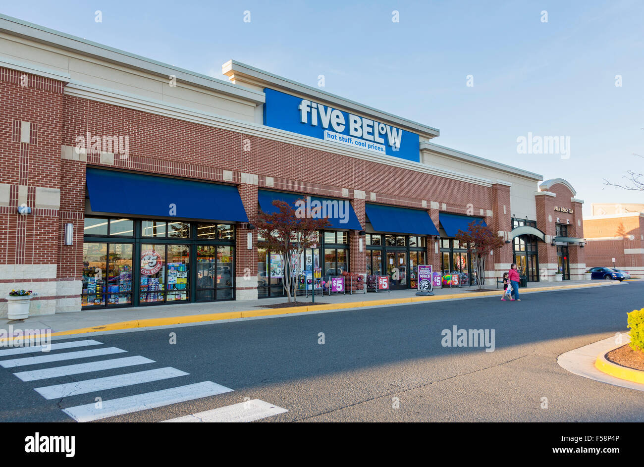 Cinco por debajo de tienda o supermercado en Virginia centro comercial Gateway, Gainesville, Virginia, EE.UU. Foto de stock