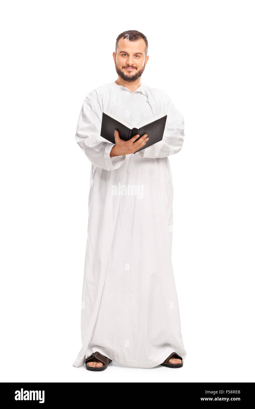 Longitud total retrato de un hombre religioso en una túnica blanca  sosteniendo un libro santo y mirando la cámara Fotografía de stock - Alamy