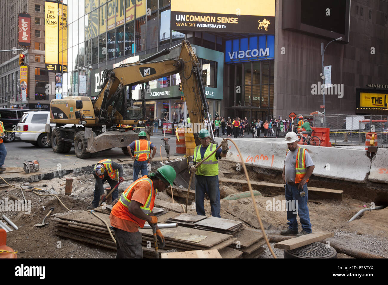 Calle principal reparaciones ir junto con la siempre llena la vida diaria en 7th Ave. en el distrito de Times Square de Manhattan. Foto de stock