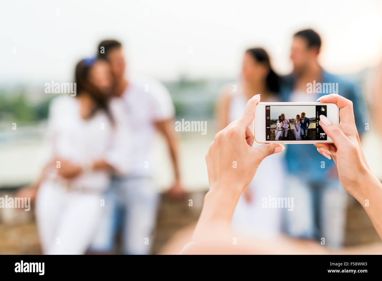 Joven y bella parejas tomando fotos con el smartphone Foto de stock