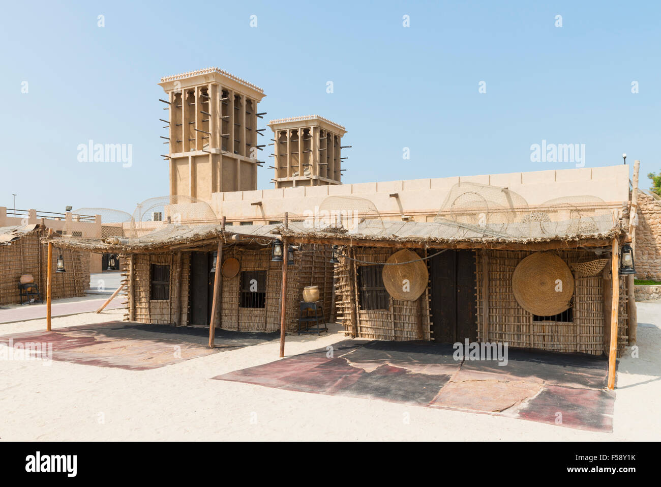 Casas tradicionales de pescadores, en exhibición en el museo al aire libre Villa de buceo en el área de Patrimonio en Al Shindagha Onu en Dubai Foto de stock