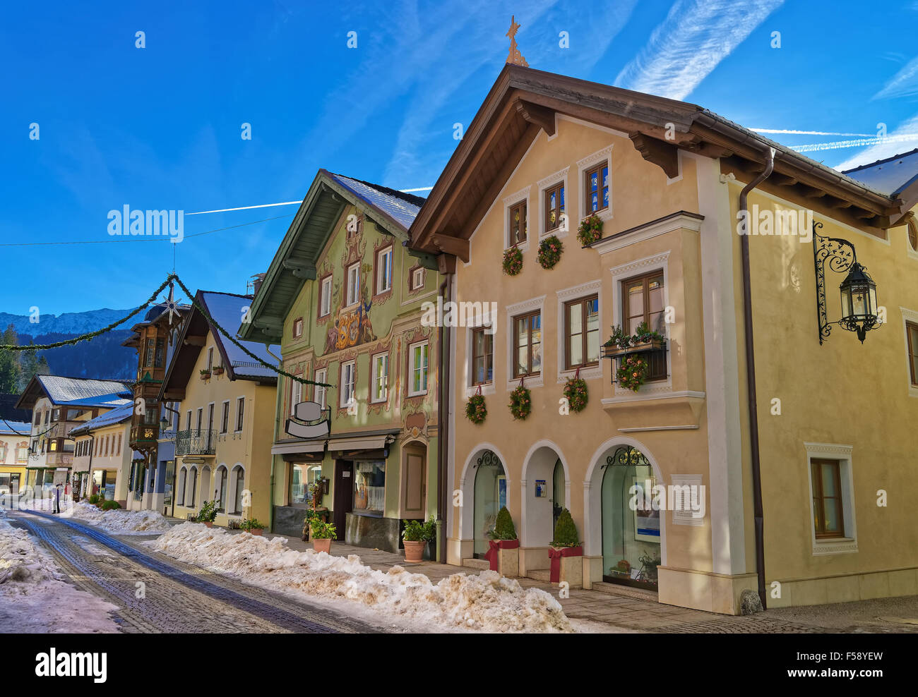Casas con encanto en aldea Bávara de Garmisch-Partenkirchen (Alemania), decorado para la Navidad. Los bávaros tienen una larga historia de decorar las fachadas de sus casas. Foto de stock