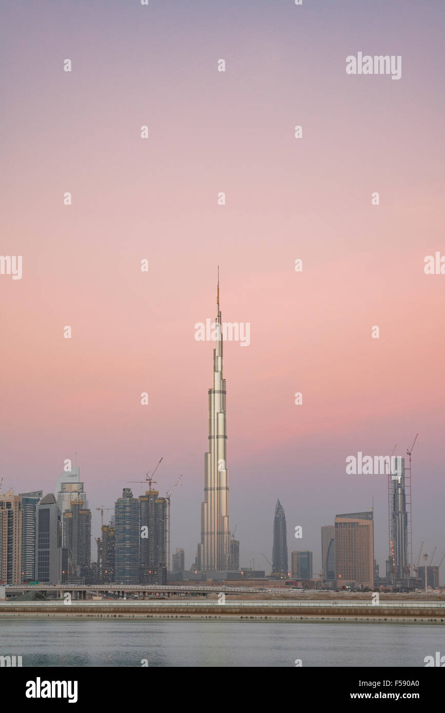 Horizonte de rascacielos y Burj Khalifa torre antes de amanecer en Dubai, Emiratos Árabes Unidos Foto de stock