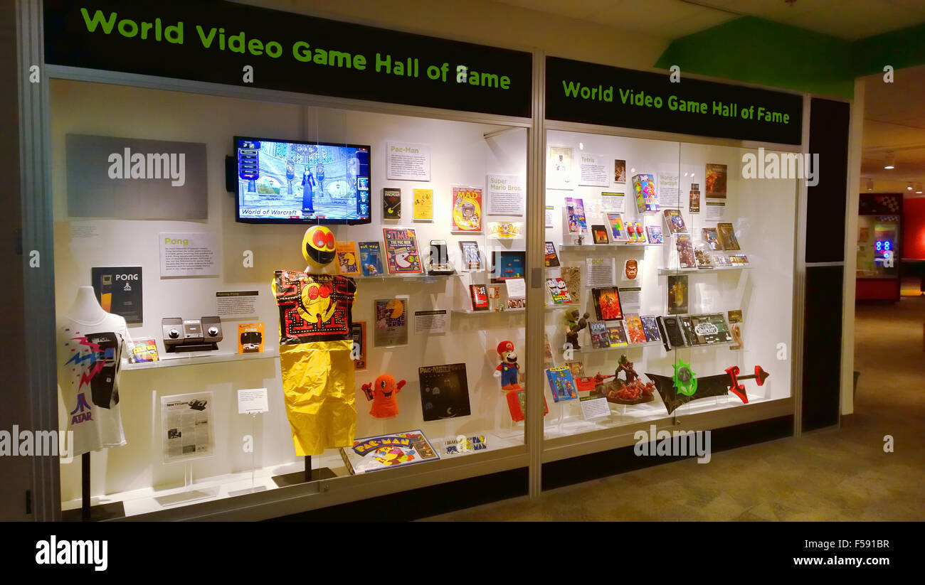 Rochester, Nueva York, Estados Unidos. El 24 de octubre de 2015. El Museo Nacional fuerte de juego. Vitrinas del mundo sala de videojuegos Foto de stock