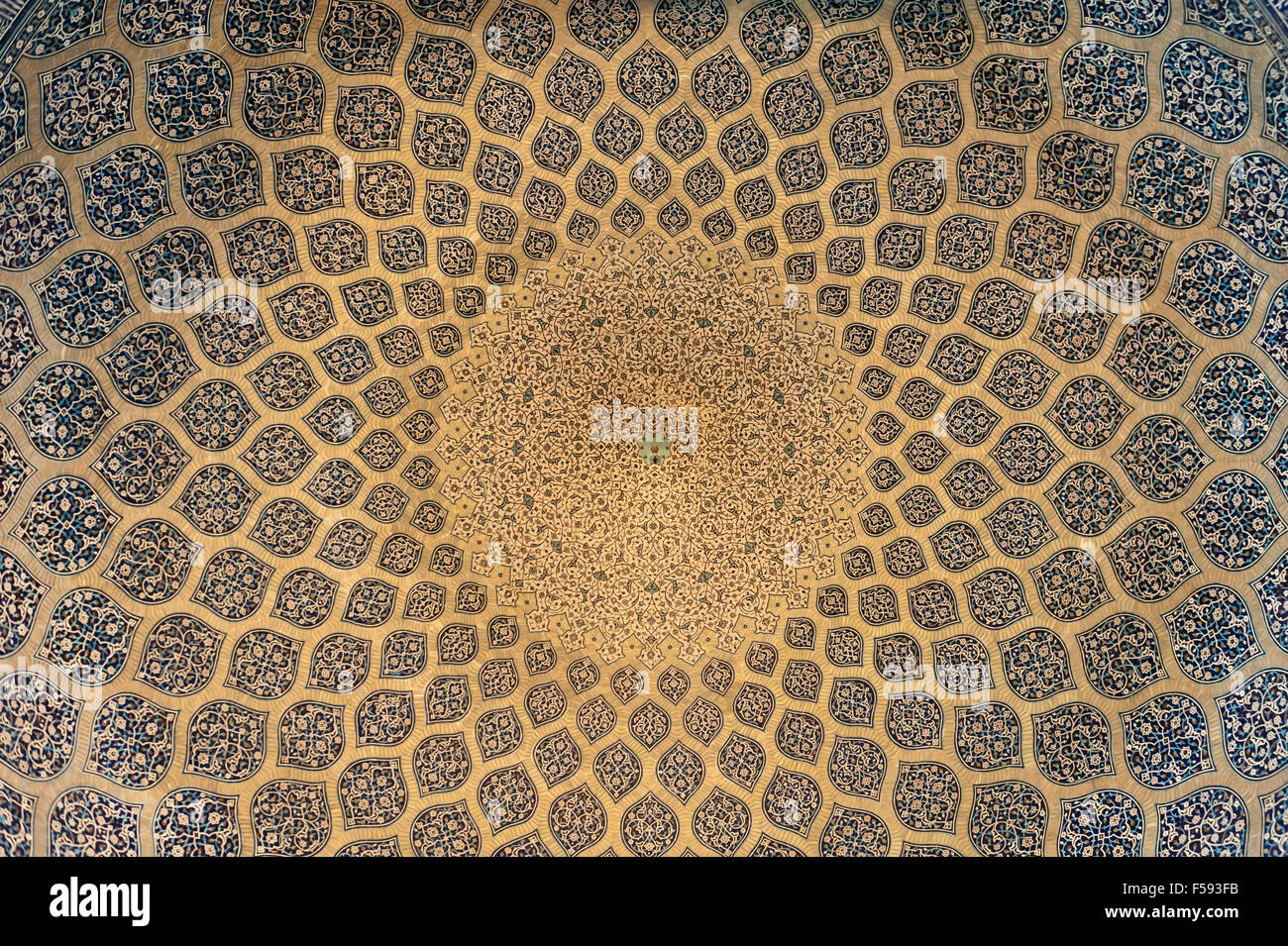 Patrón de mayólica en la cúpula interior, Jeque Lotfollah Mezquita, Esfahan, Irán Foto de stock