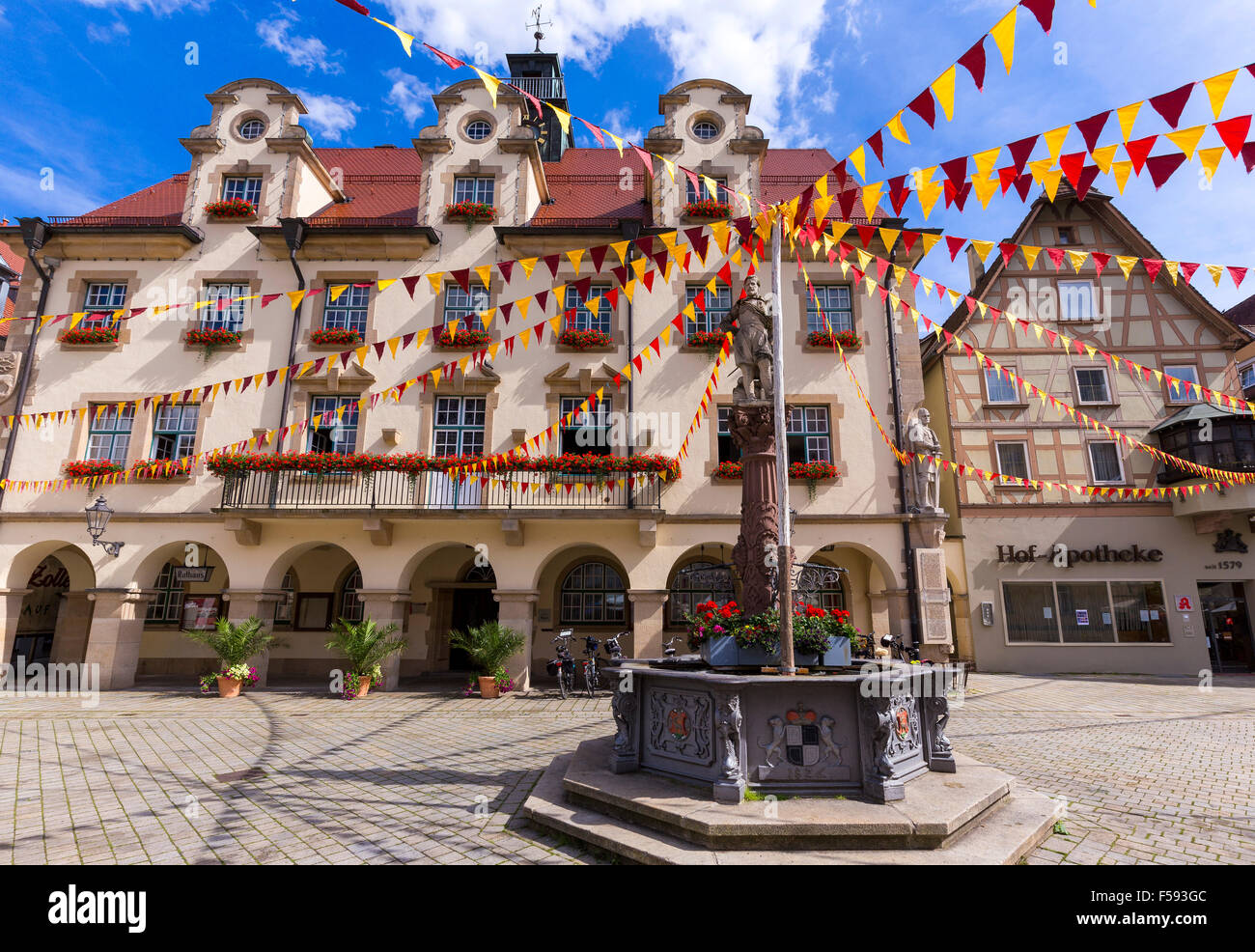 El ayuntamiento y la fuente del mercado, el centro histórico, Sigmaringen, Baden-Württemberg, Alemania Foto de stock