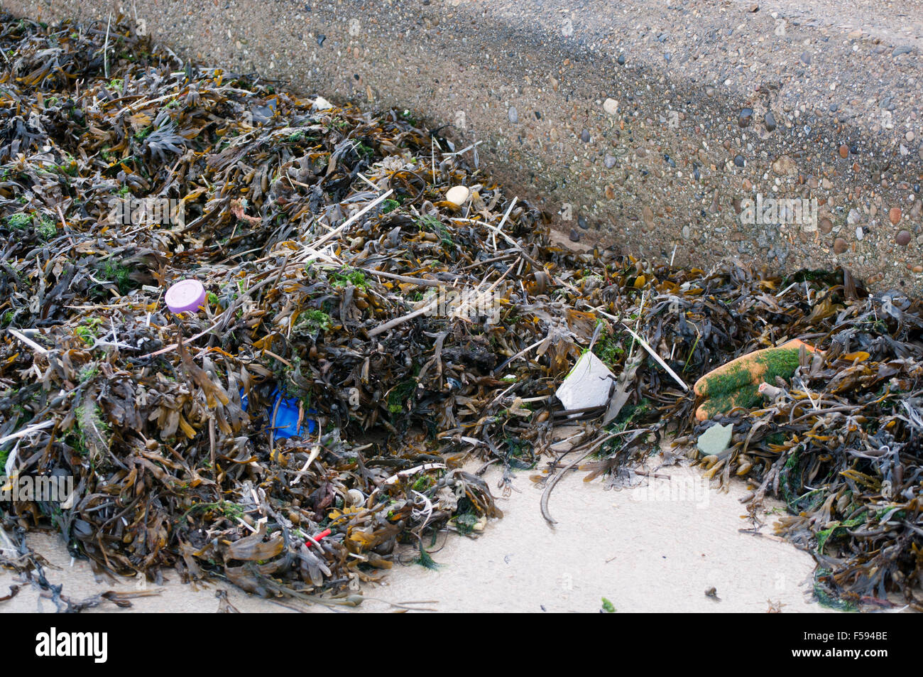 La contaminación del mar de plástico Foto de stock