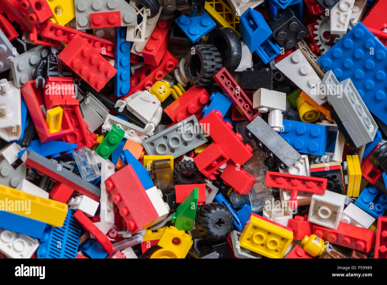 Vista desde arriba en una caja llena de colorido mezclado ladrillos LEGO (varias generaciones de Legos desde 1970 hasta hoy) Foto de stock