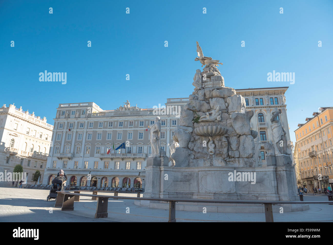 La fuente de los cuatro continentes (Fontana dei Quattro Continenti) en la Piazza dell'Unita d'Italia, en Trieste, Italia. Foto de stock
