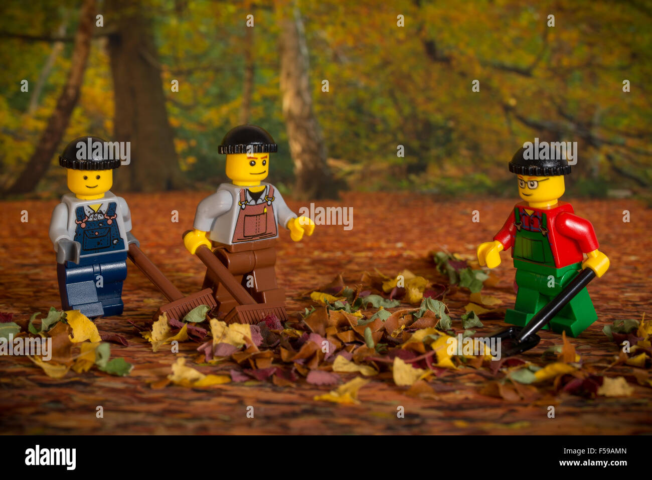 Los hombres de Lego barriendo hojas Foto de stock