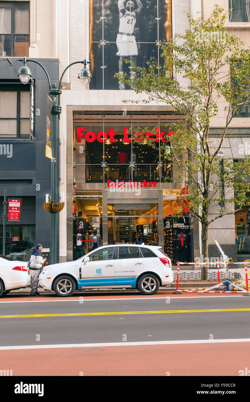 Tienda de Foot Locker 6th Avenue, Manhattan, Ciudad de Nueva York, Estados  Unidos de América Fotografía de stock - Alamy
