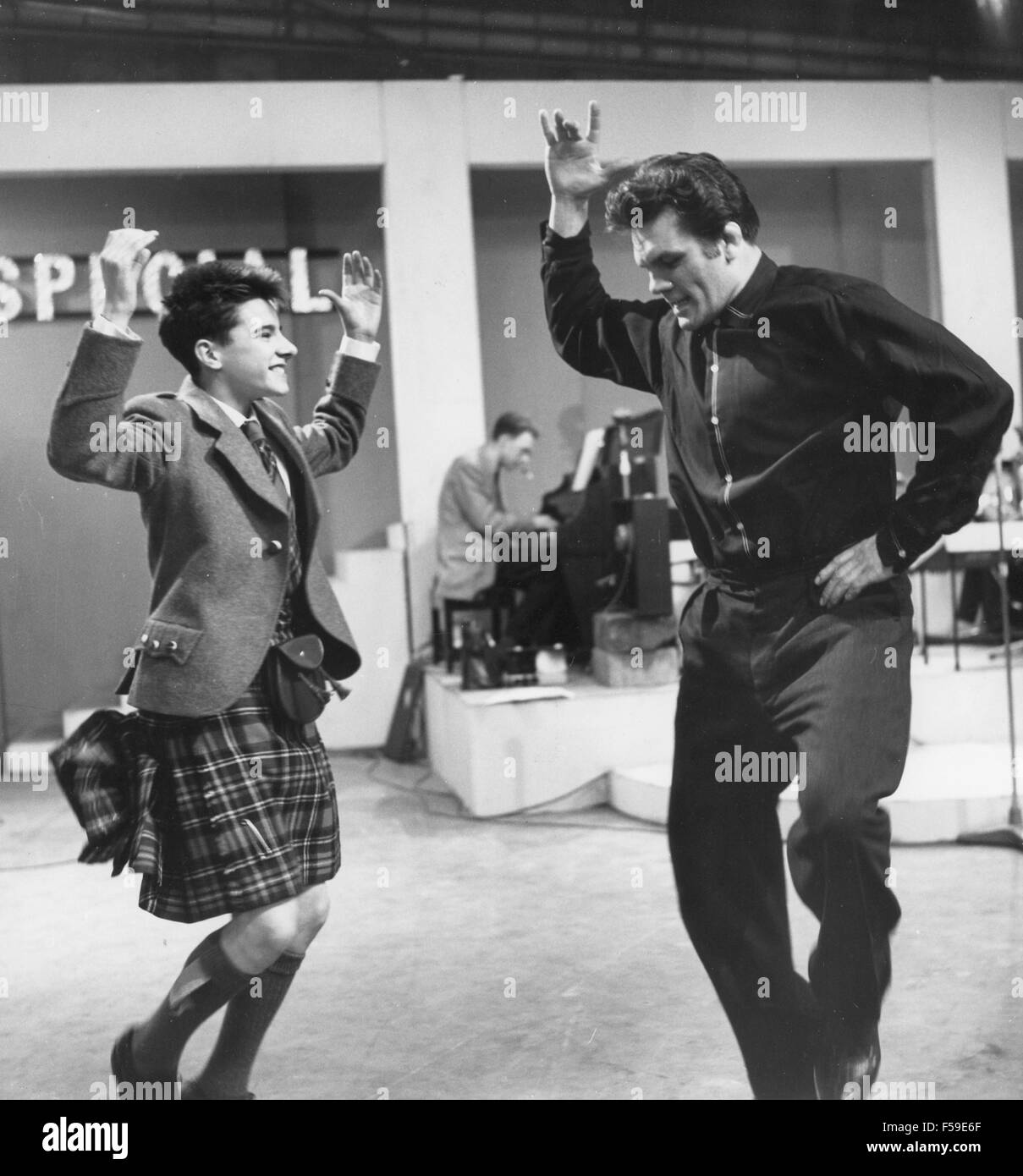 Seis cinco especiales - programa de música pop de la BBC en 1957. Compare Freddie Mills bailes con cantante escocés Jackie Dennis a la izquierda Foto de stock
