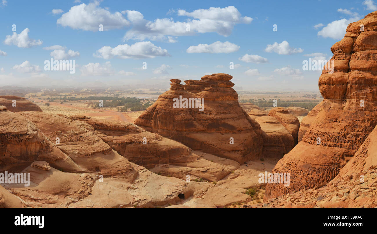 Vista del valle desde la cumbre de la montaña - rocas rojas en Arabia Saudita paisaje desértico panorama Foto de stock