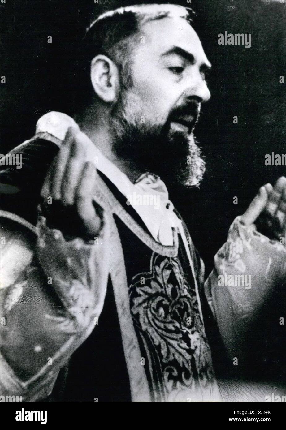 1972 - La imagen muestra: el Padre Pío, el estigma en ambas manos es  claramente visible. © Fotos Keystone USA//Alamy Live News  Fotografía de stock - Alamy