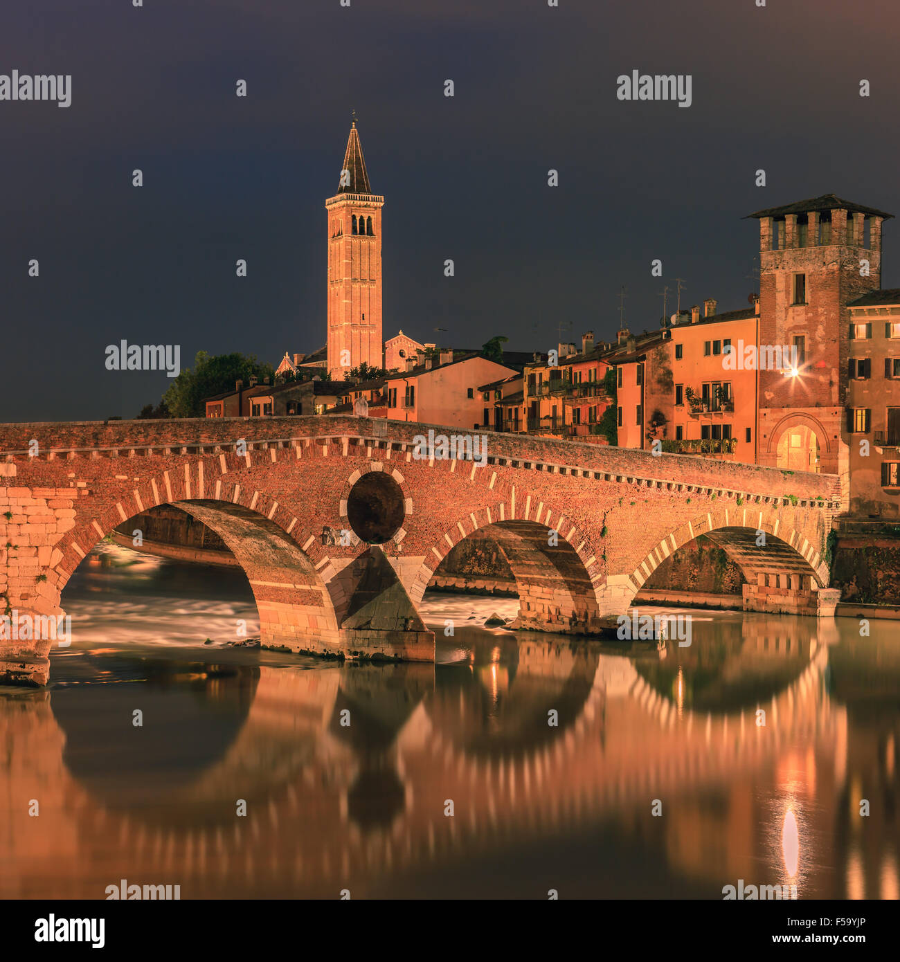 Puente Puente Pietra al atardecer sobre el río Adige en Verona, Italia Foto de stock