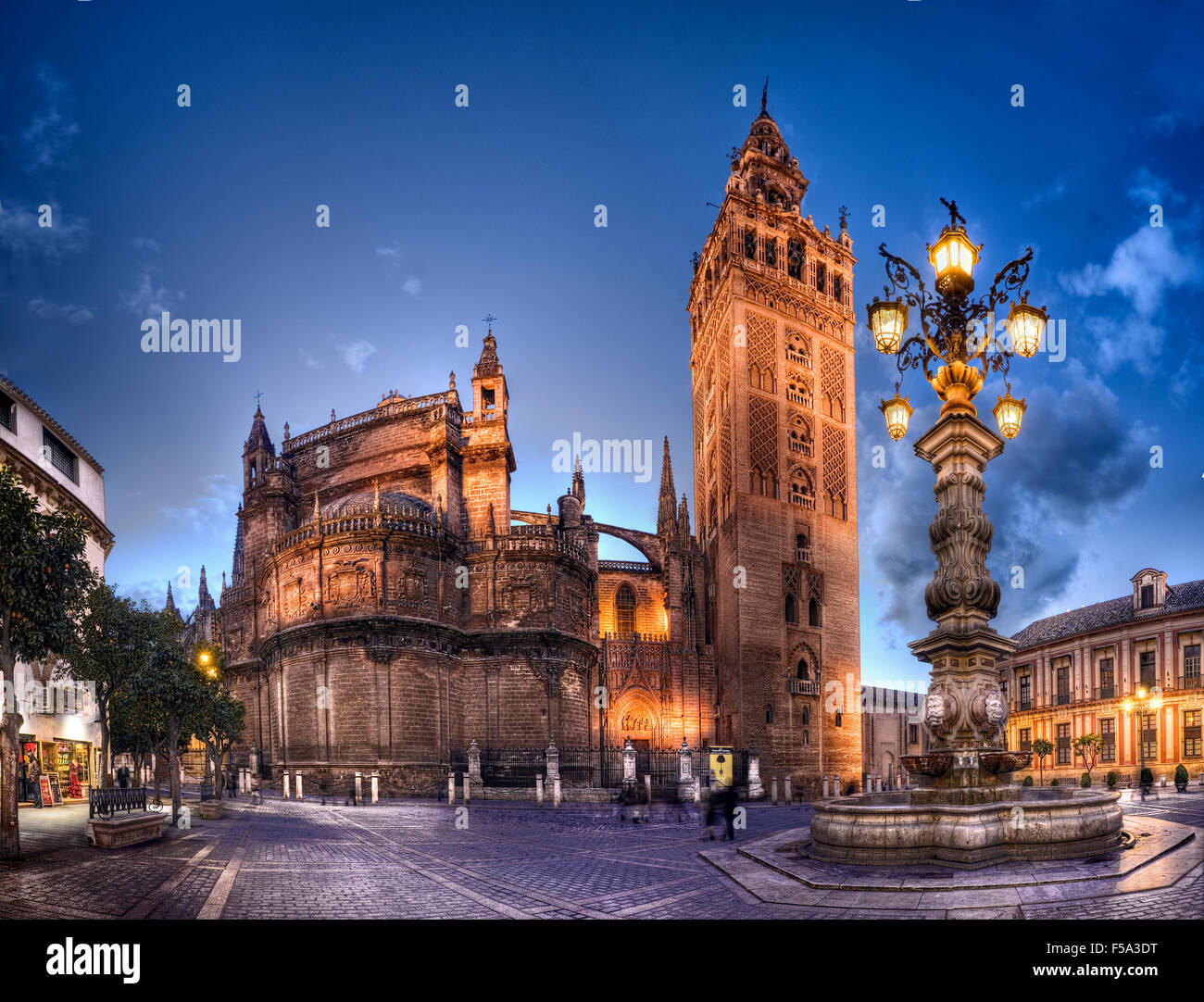 La Giralda y Catedral de Sevilla / España Foto de stock