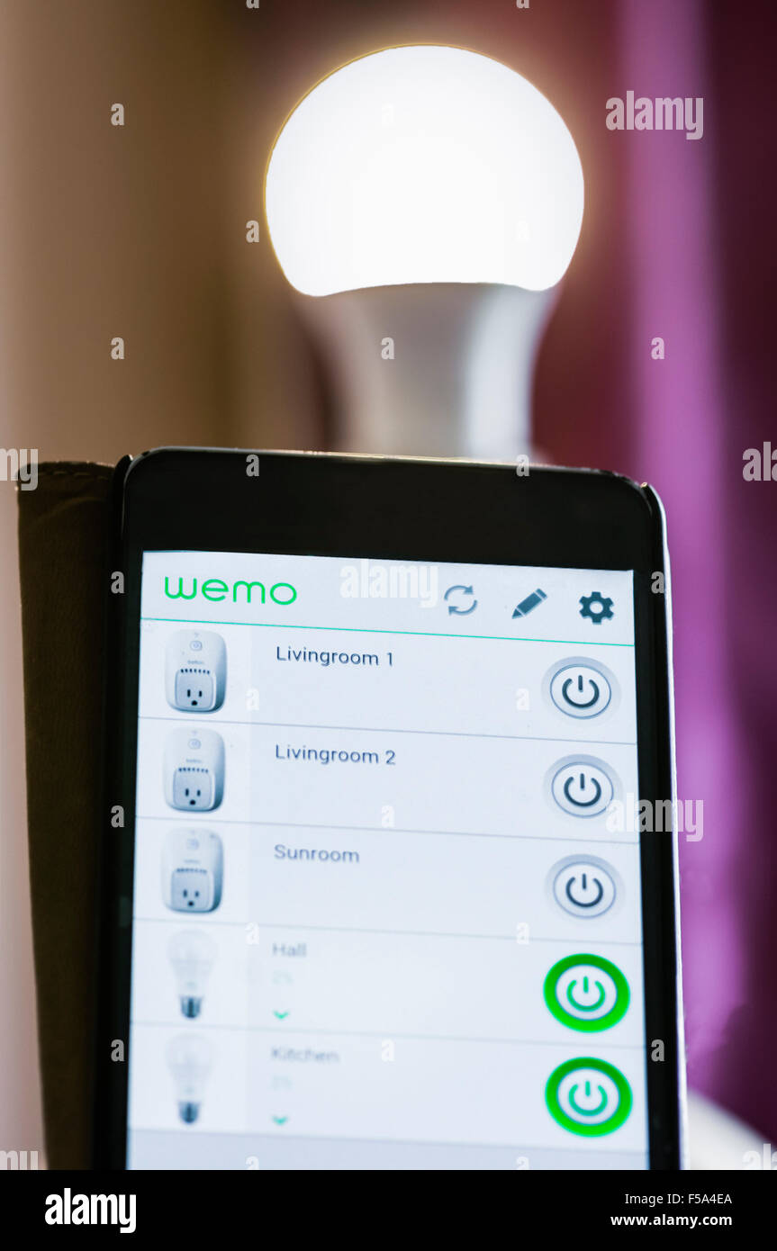 Wemo bombilla LED que proporciona la automatización del hogar y es controlado por un Smartphone app a través de la Internet y Wifi. Foto de stock
