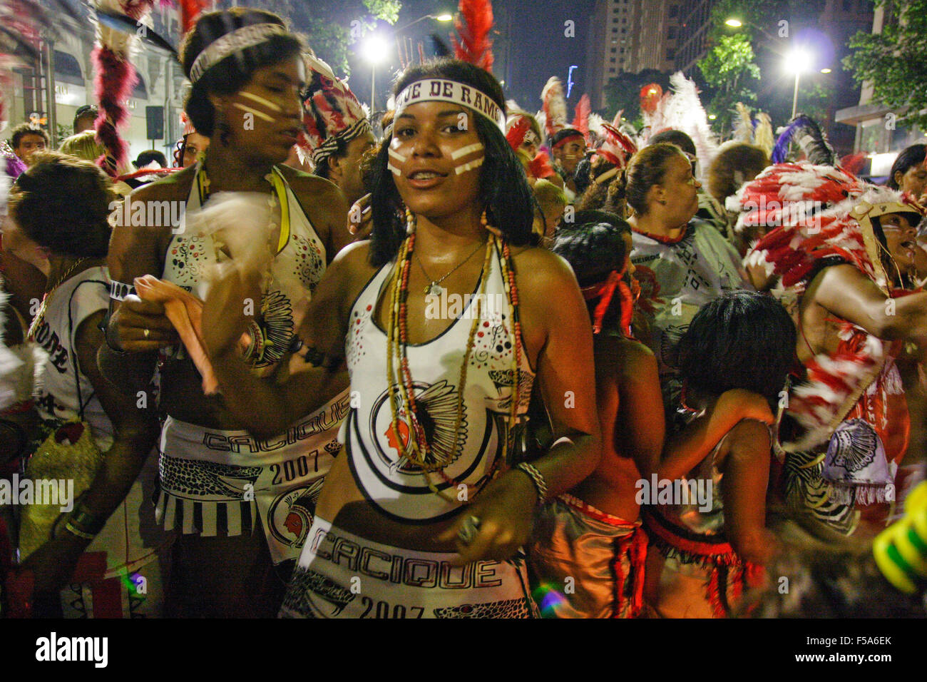 Bloco Cacique de Ramos, en la calle, el Carnaval de Río de Janeiro, Brasil - las mujeres vestidas como pueblo indígena. Foto de stock