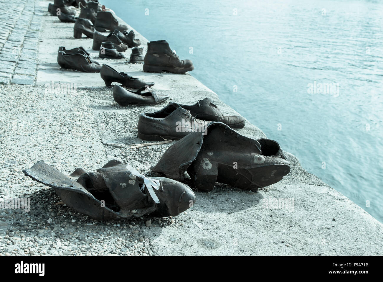 Los en la orilla del Danubio Budapest Fotografía de stock - Alamy