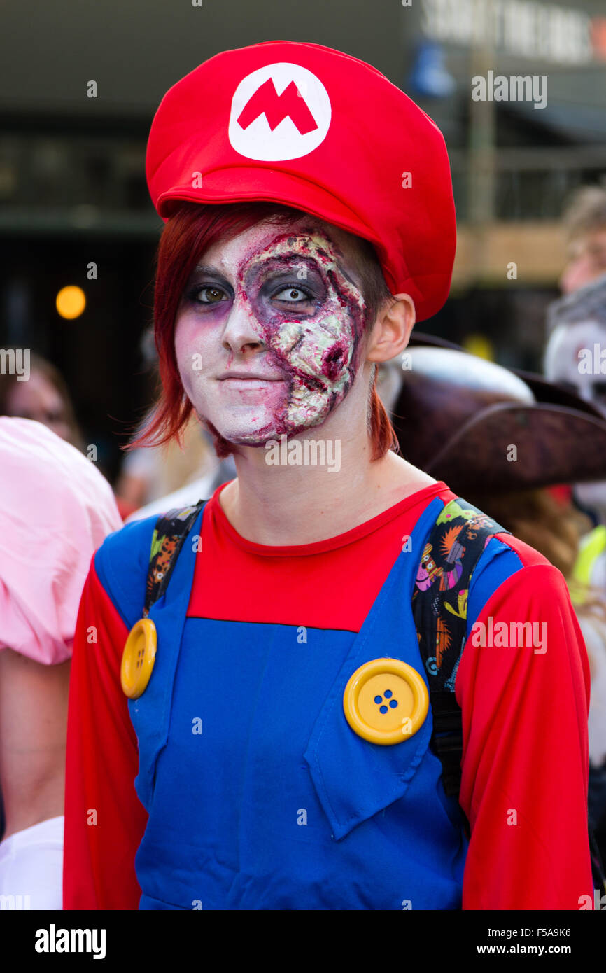 Bristol, Reino Unido. El 31 de octubre de 2015. Bristol Zombie Walk. Super  Mario Zombie Credit: Rob Hawkins/Alamy Live News Fotografía de stock - Alamy