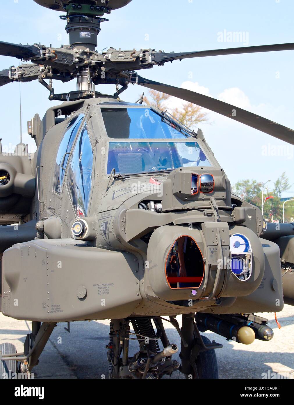 Helicóptero de ataque AH-64 Apache para abrir a los visitantes en la Sede de la Marina de Kaohsiung en Taiwán. En Oct 24, 2015 Foto de stock