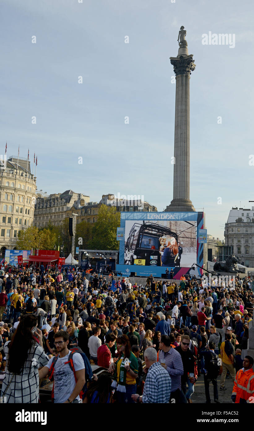 Final de la Copa del Mundo de Rugby siendo mostrado en vivo en la pantalla grande en Trafalgar Square, Londres, Inglaterra, Reino Unido Foto de stock