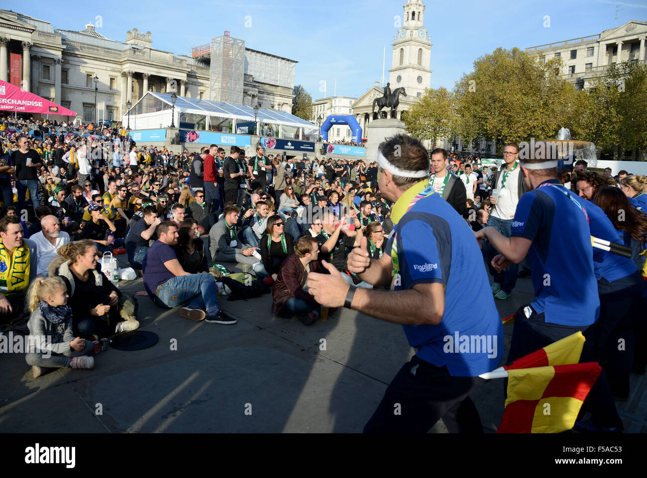 Final de la Copa del Mundo de Rugby siendo mostrado en vivo en la pantalla grande en Trafalgar Square, Londres, Inglaterra, Reino Unido Foto de stock