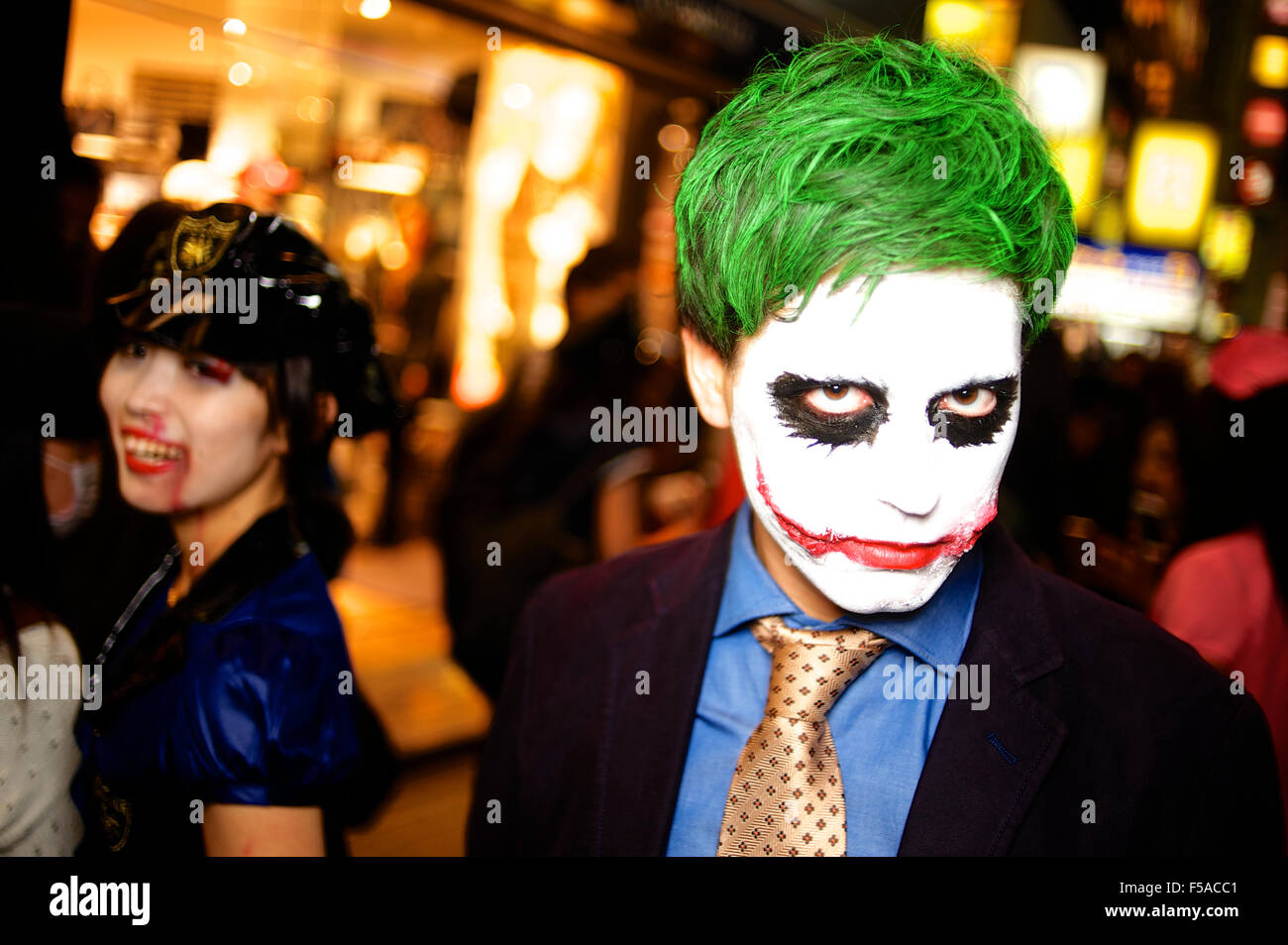 Tokio, Japón. El 31 de octubre de 2015. Un hombre vestido como el Joker se  une a la gran multitud de disfraces halloween juerguistas en el Desfile de  Halloween se celebró en