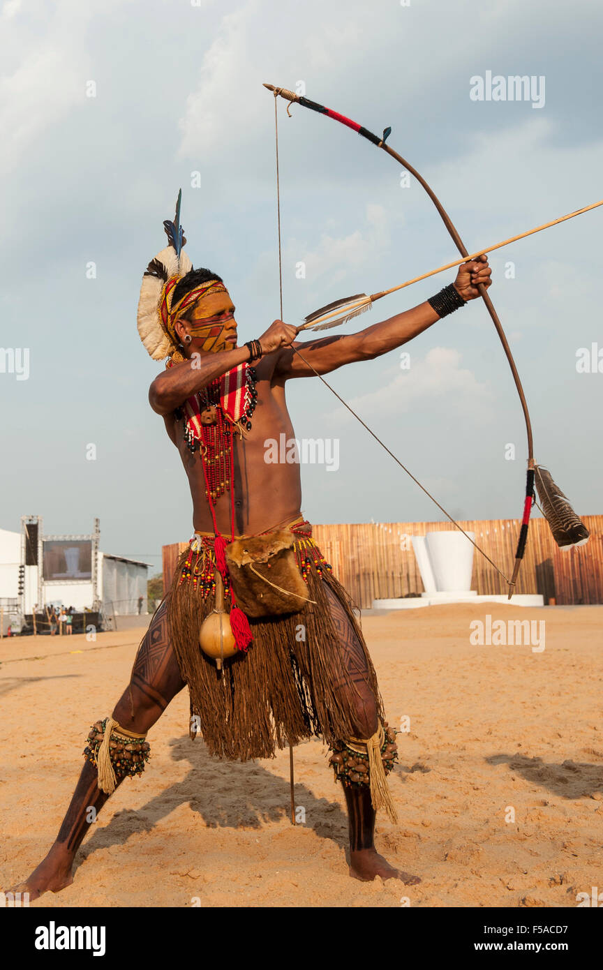 Un arquero Pataxo tiene como objetivo. Juegos internacionales indígenas en Brasil. El 29 de octubre de 2015 Foto de stock