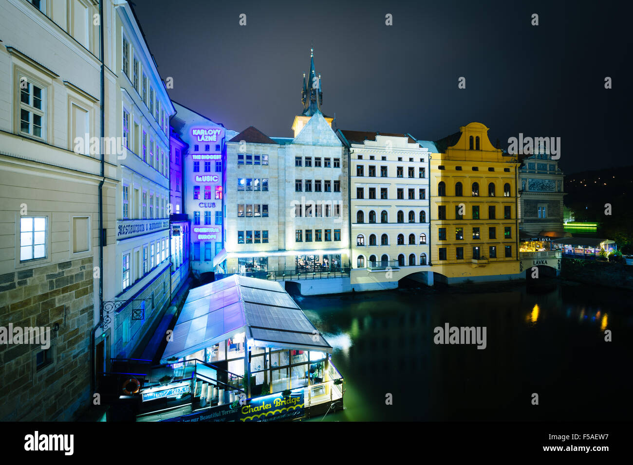 Los edificios a lo largo del Vltava en la noche, en Praga, República Checa. Foto de stock