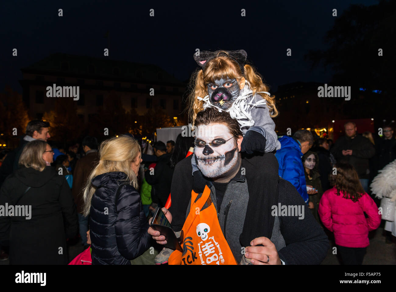 Estocolmo, Suecia. 31 Oct, 2015. Las personas asistir a un desfile de  Halloween en Kungstradgarden, Estocolmo, Suecia, 31 de octubre de 2015.  Cientos de personas vestidas con disfraces de Halloween Holloween asistió