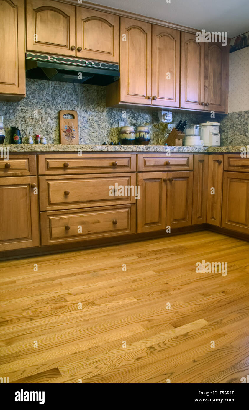 Cocina con alacenas de roble y suelos de madera y superficies de granito en  la cocina de un remodelado recientemente en San José, CA Fotografía de  stock - Alamy